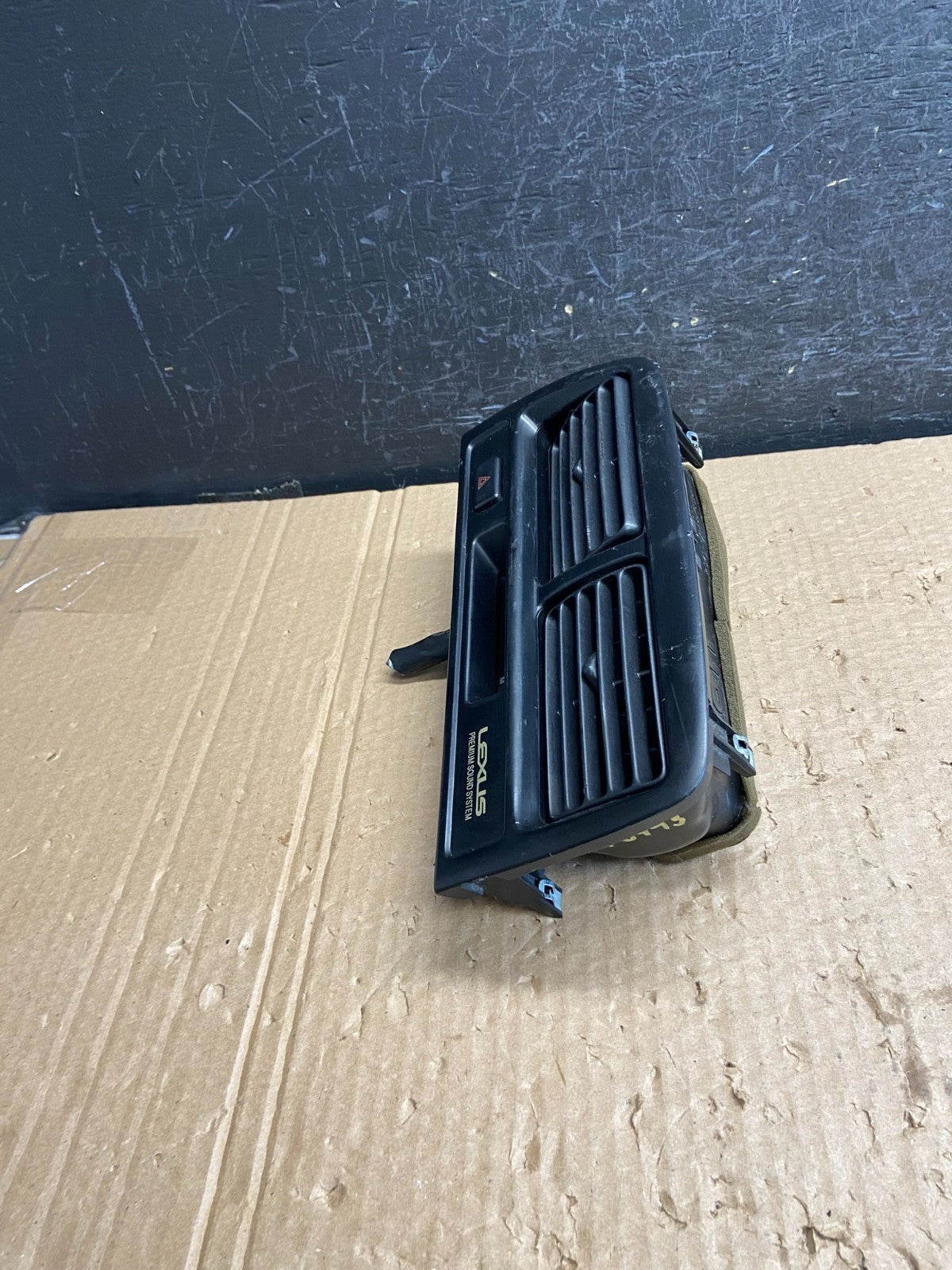 1997 to 2001 Lexus ES330 ES300 Front Center Side Air Vent AF6443 DW1