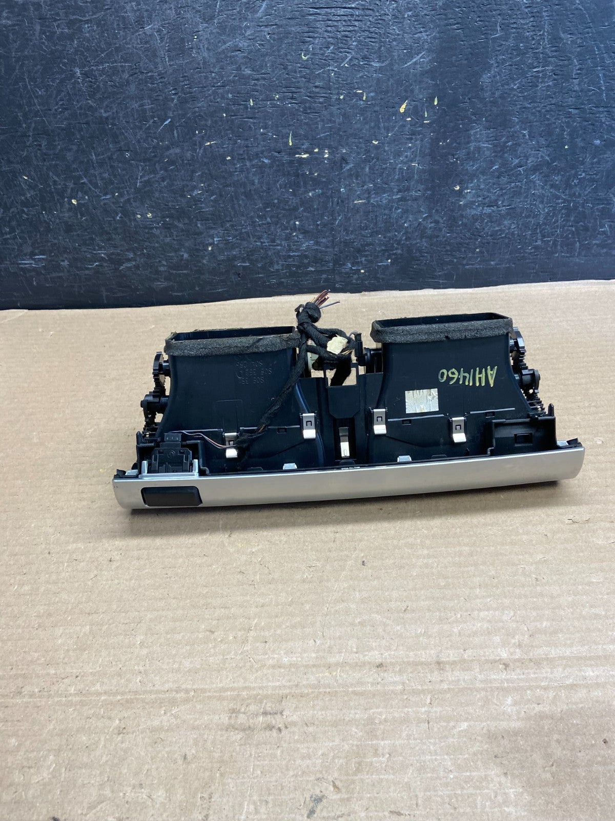 2010 to 2013 BMW X5 X6 Center Console Dash Air Vent AH1460 DG3