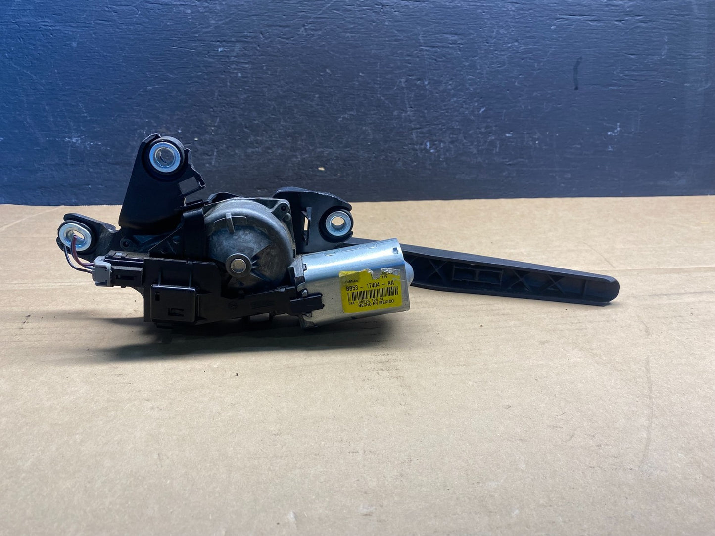 2011 to 2019 Ford Explorer Rear Windshield Wiper Motor ad3526 DG5