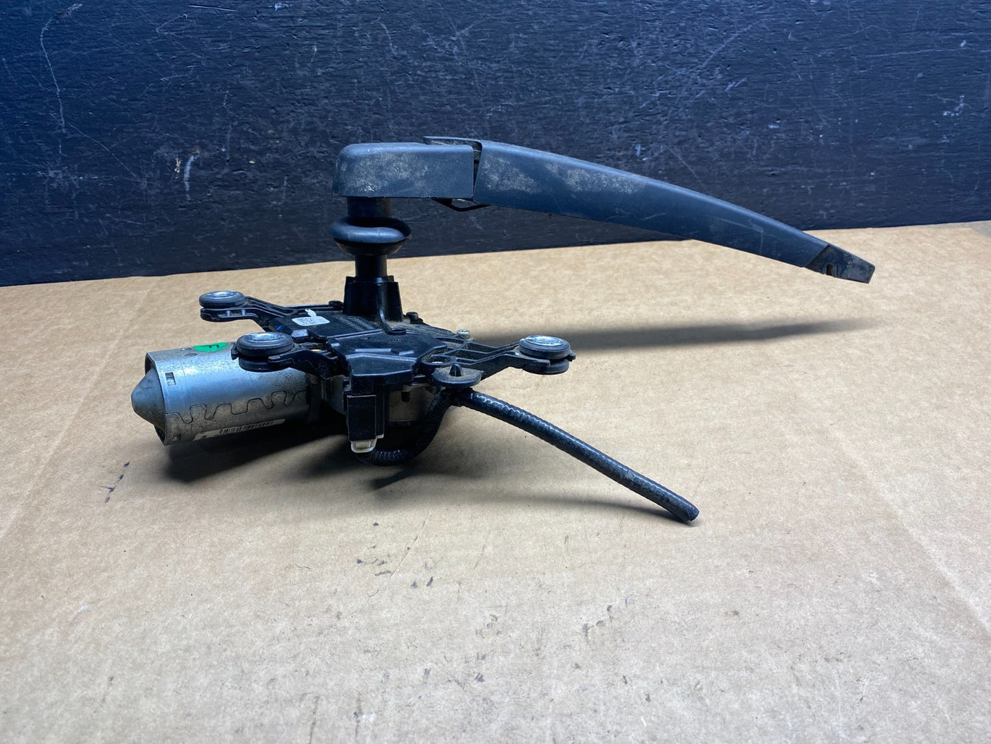 2013-2016 Nissan Pathfinder Back Door Rear Wiper Motor Wiper Blade ad7505 DG1