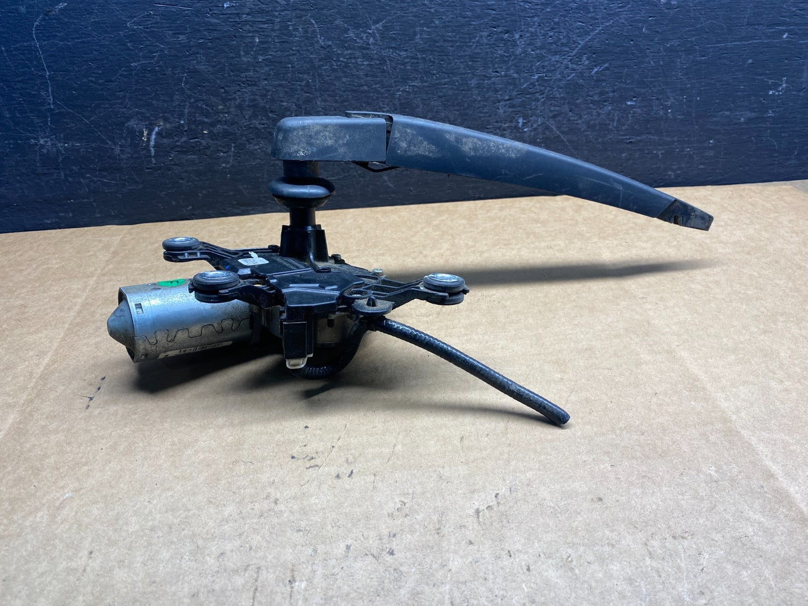 2013-2016 Nissan Pathfinder Back Door Rear Wiper Motor Wiper Blade ad7505 DG1
