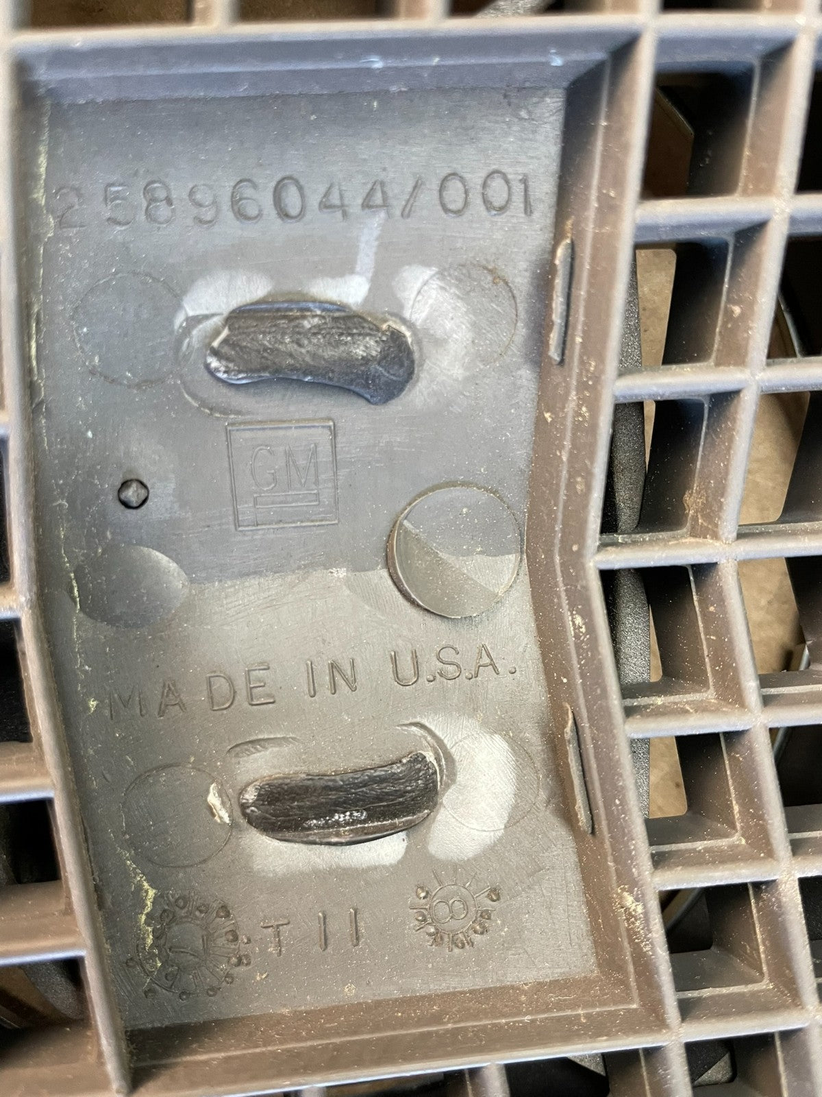 2008 to 2011 Cadillac CTS Front Upper Radiator Grille Grill ad0051 DG4