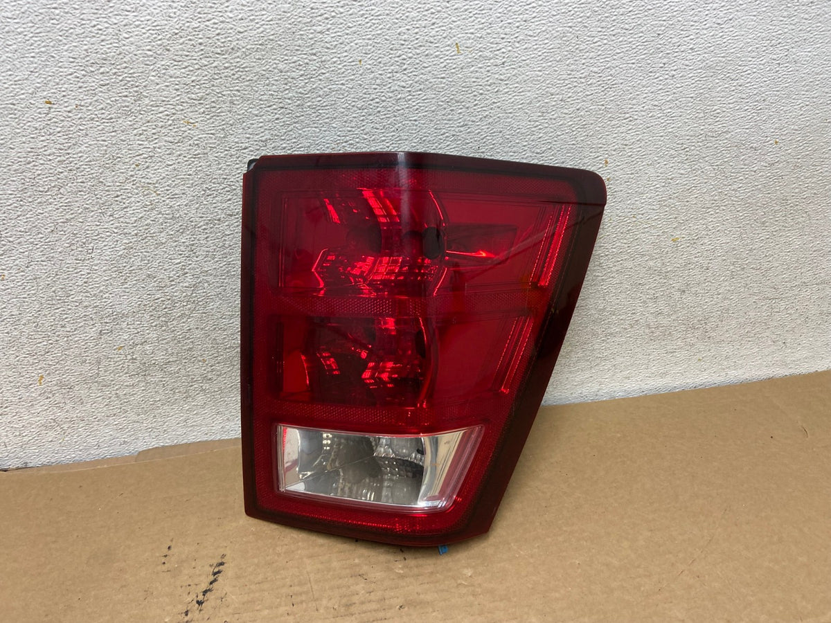 2005 - 2006 Jeep Grand Cherokee Right Passenger Rh Tail Light AH7823 LK0