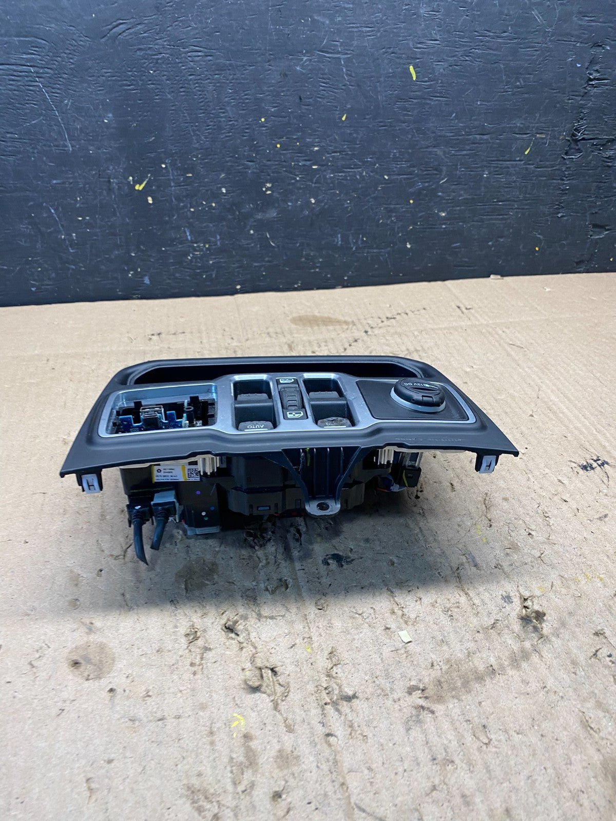 2018-2023 Jeep Wrangler Center Master Window Switch Charger Bezel Unit P7827 DG4