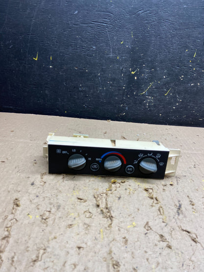 1996-2000 GMC Sierra  Yukon A/C AC Climate Control A/C U5729 DG0