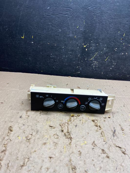 1996-2000 GMC Sierra  Yukon A/C AC Climate Control A/C U5729 DG0