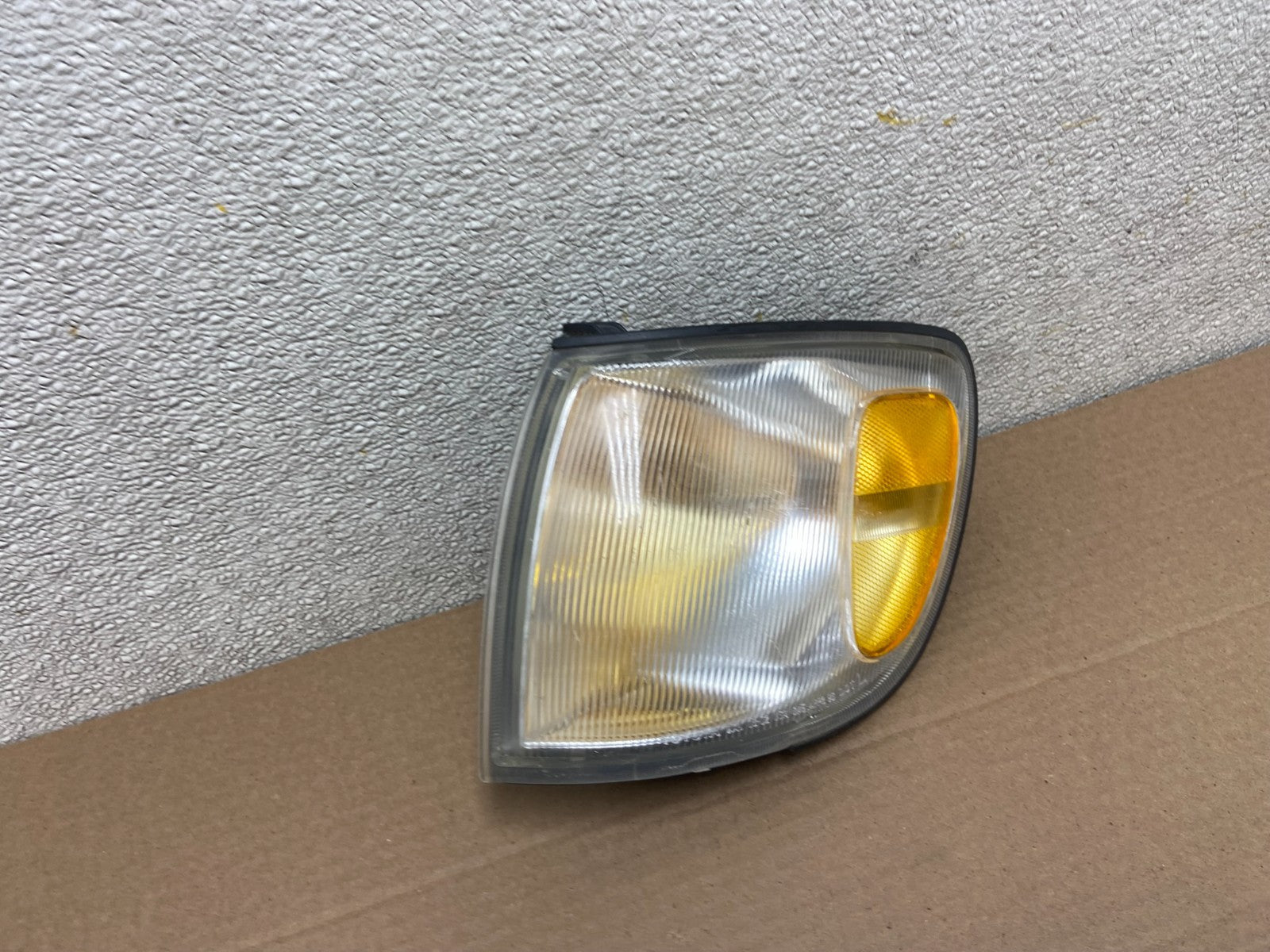 1998 to 2000 Toyota Sienna Left Driver Side Turn Signal Marker Lamp AB0942 DW2