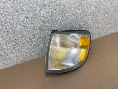 1998 to 2000 Toyota Sienna Left Driver Side Turn Signal Marker Lamp AB0942 DW2