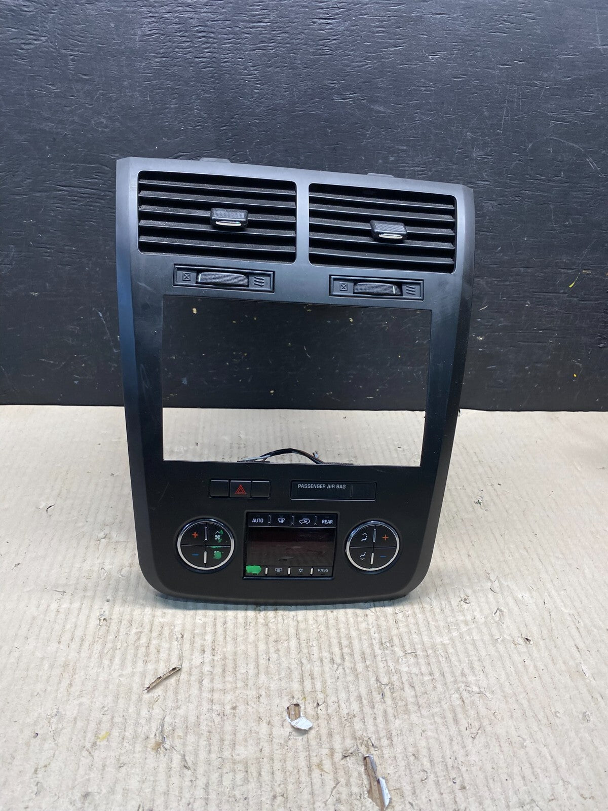 2007 to 2010 Saturn Outlook A/C HVAC Climate Control Radio Bezel Trim O3529 DG0