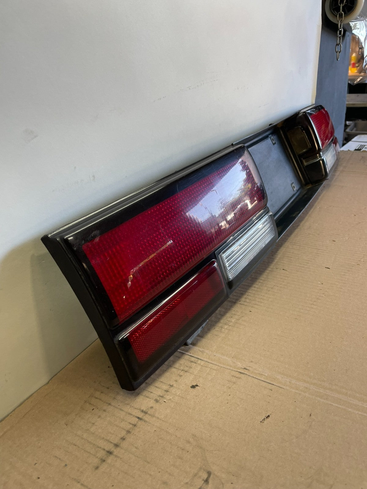 1992 1993 Chevrolet Cavalier Rear Trunk LID Center Tail Light AH0483 DG2