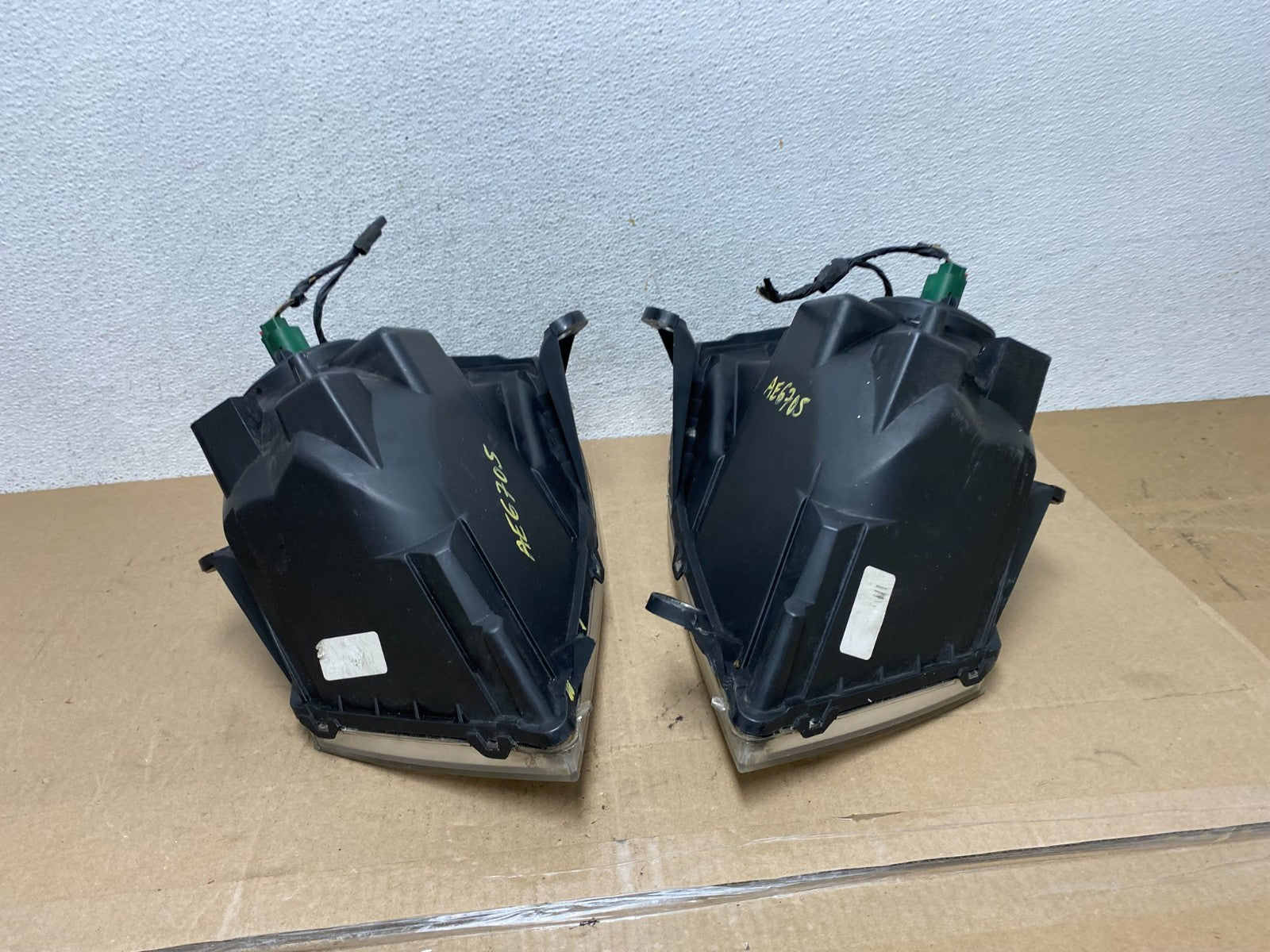 2008 to 2010 Dodge Caravan Left+Right Set Side Halogen Headlights AE6705 DW10