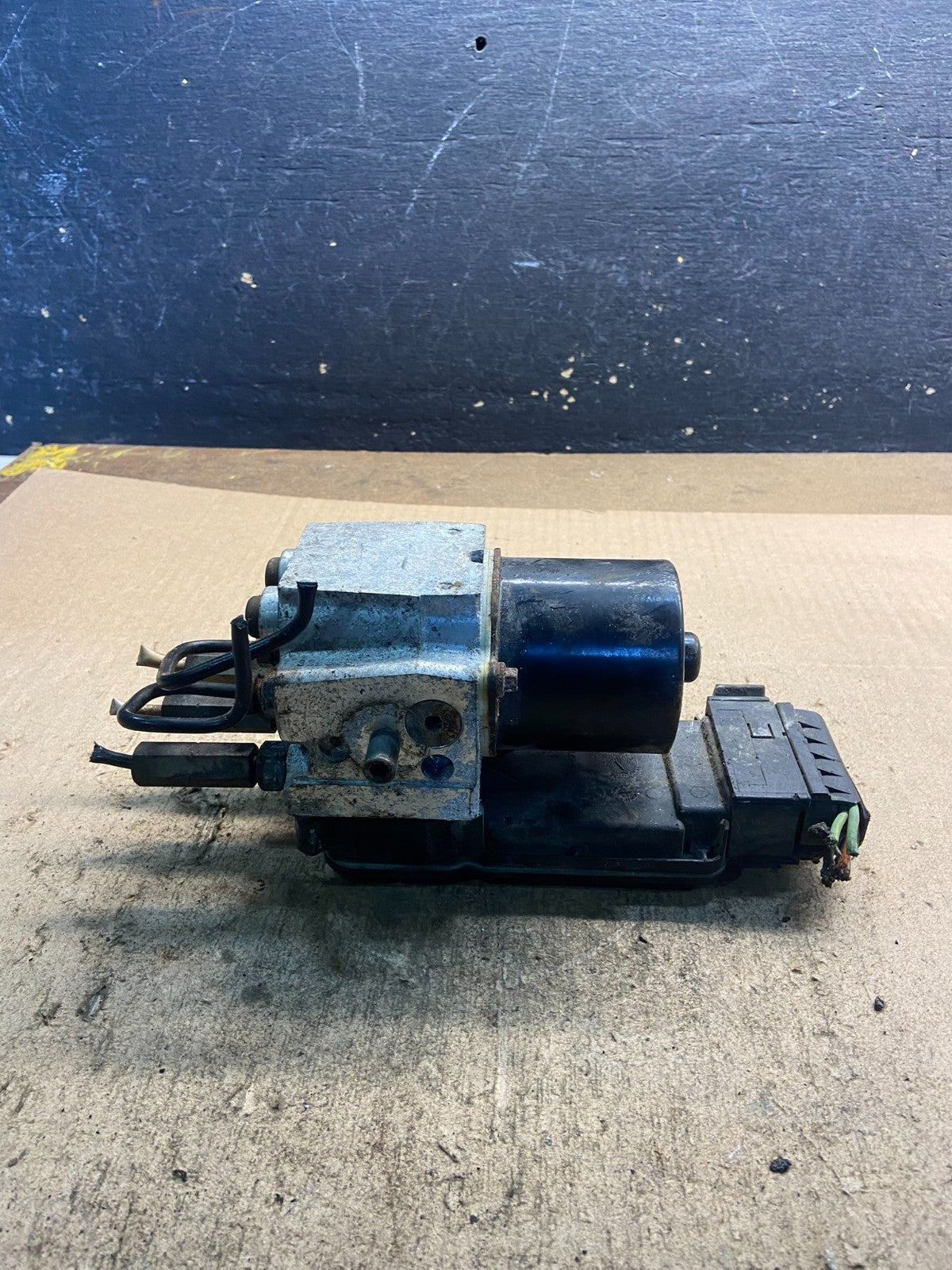 1999 to 2000 Ford F250 F350 SRW ABS Pump Control OEM 2c342c346be Z8894 DG3