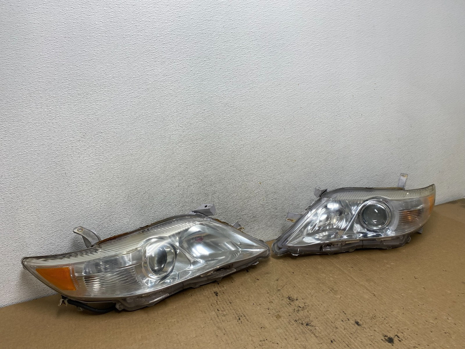 2010 - 2011 Toyota Camry Left+Right Halogen Headlights AG2452 DW2