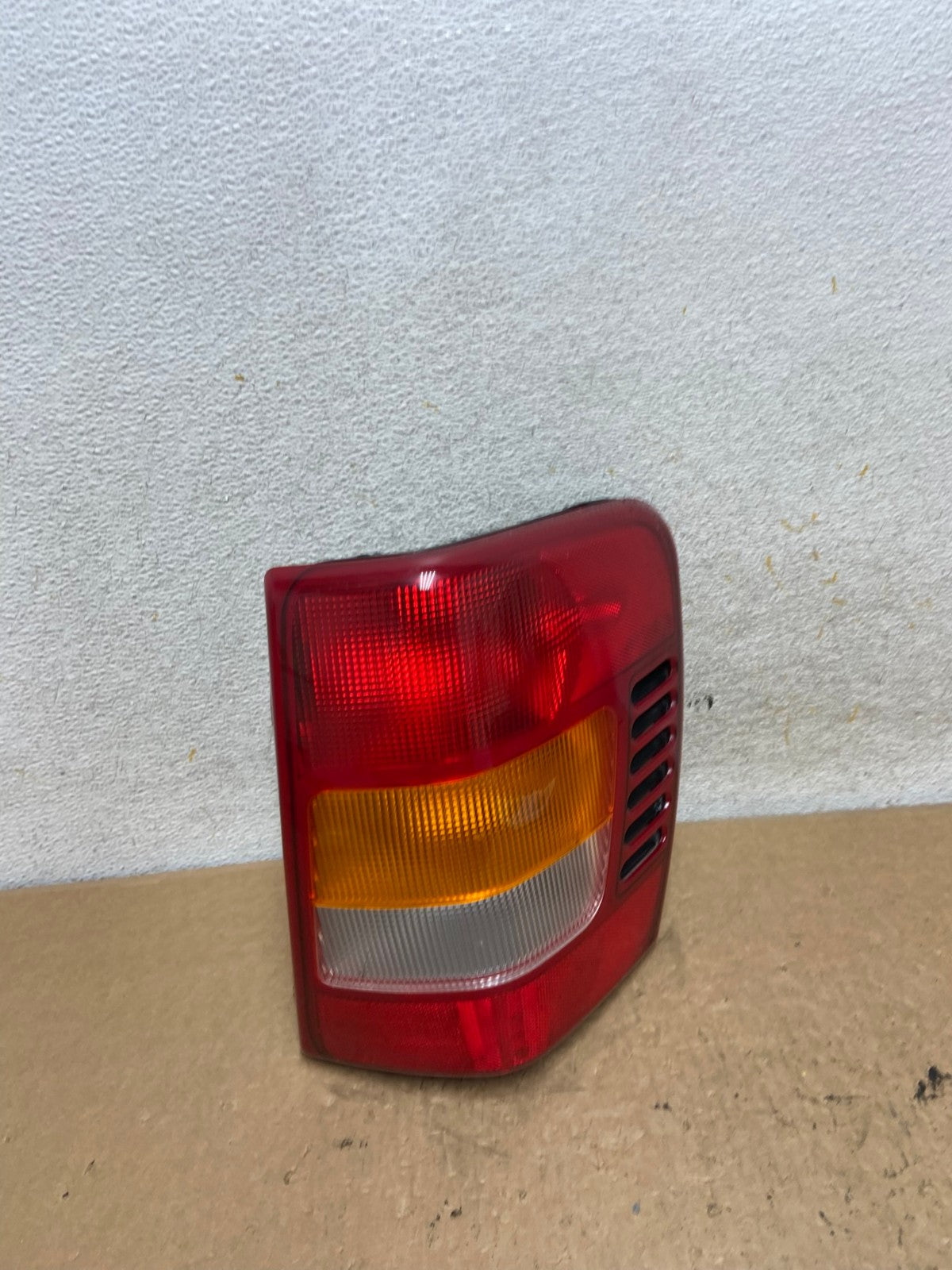 1999-2004 Jeep Grand Cherokee WJ Right Passenger Rh Tail Light AI3617 LK2
