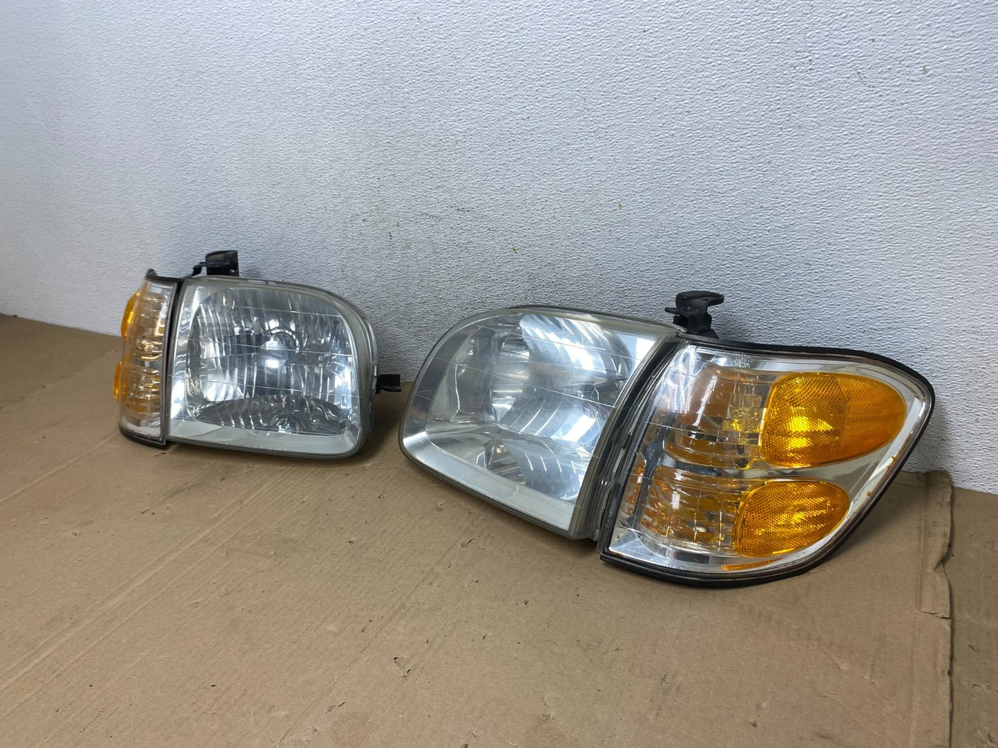 2001-2004 Toyota Sequoia Left+Right Side Halogen Headlights AE9105 DW1