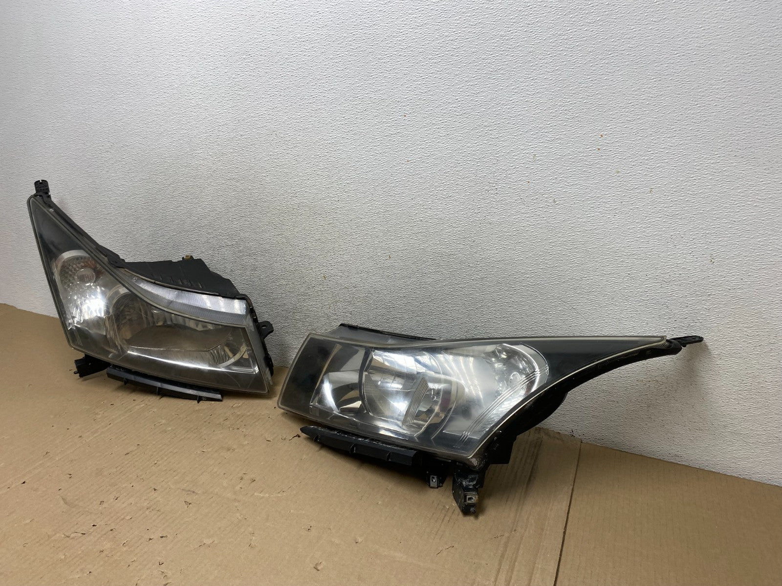 2011 to 2015 Chevrolet Cruze Halogen Left+Right Set Headlights AG6904 DW1