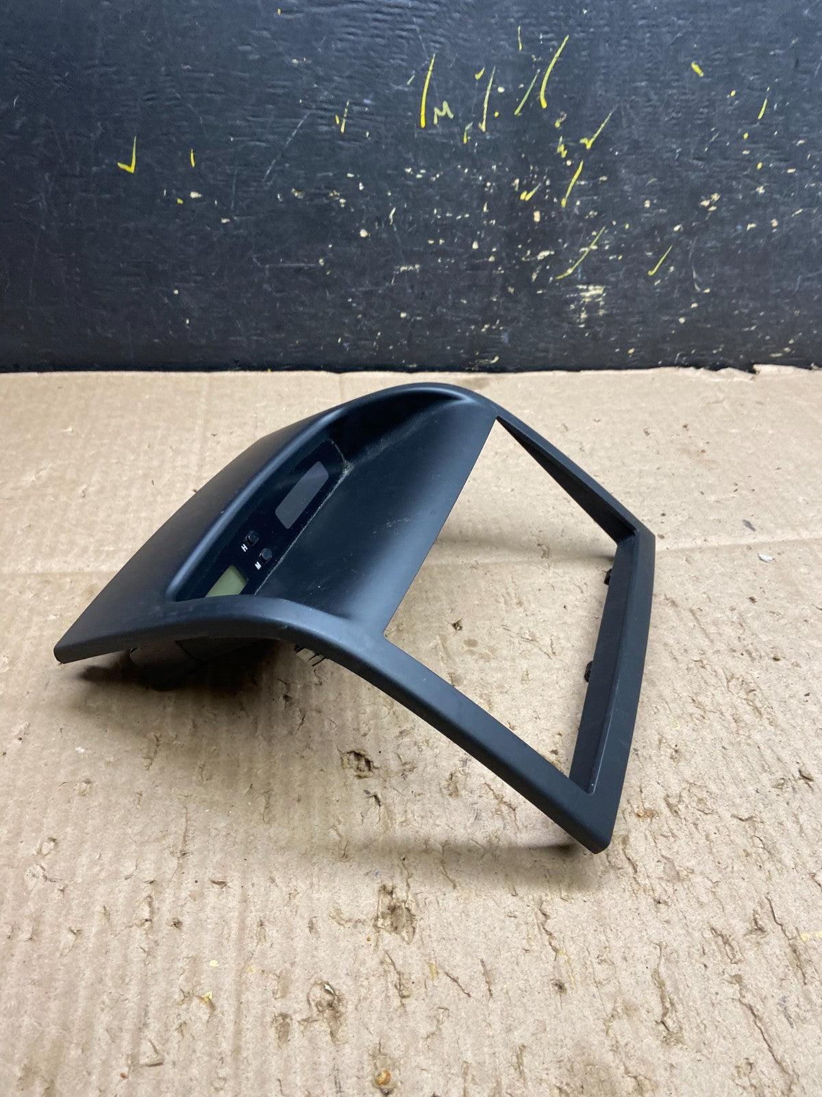 2006-2012 Hyundai Entourage Sedona Center Radio Clock Bezel Air Vent Y7928 DG1