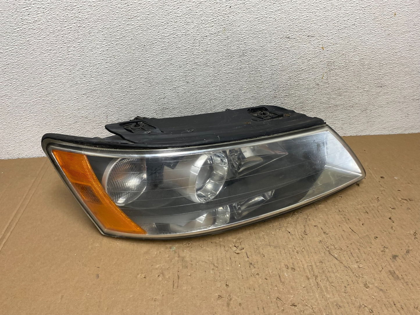2006-2008 Hyundai Sonata Right Passenger Rh Side Headlight Halogen AD8156 DW0