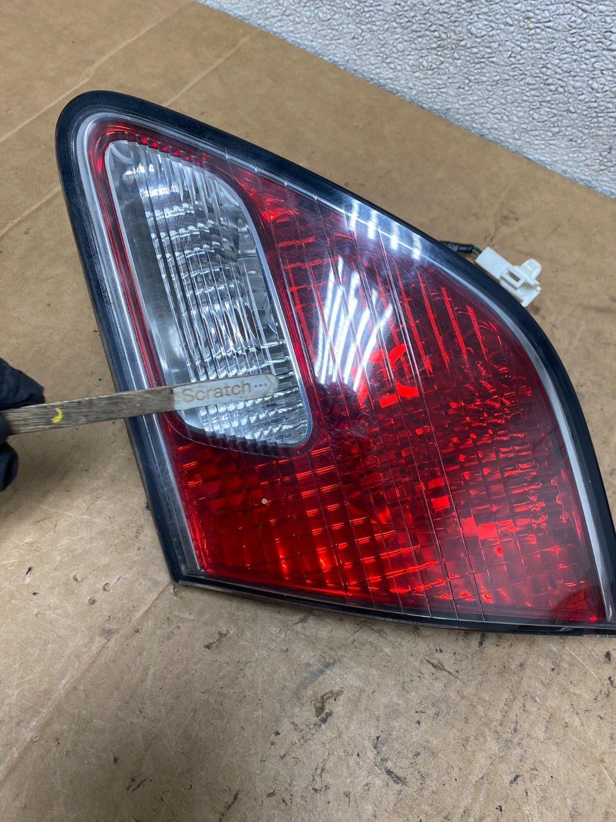 2002 2003 2004 Lexus Es300 Es330 Right Passenger Inner Tail Light T2477 DW3