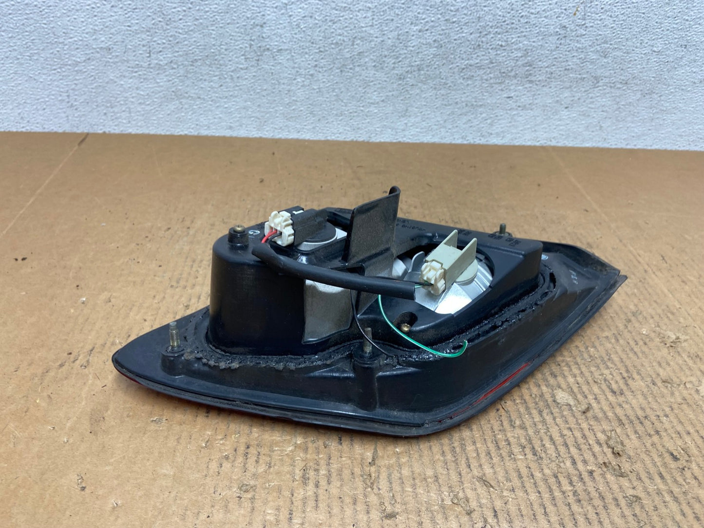 2000-2001 Infiniti i30 Right Passenger Rh Side Tail Light Inner AE1513 LK6