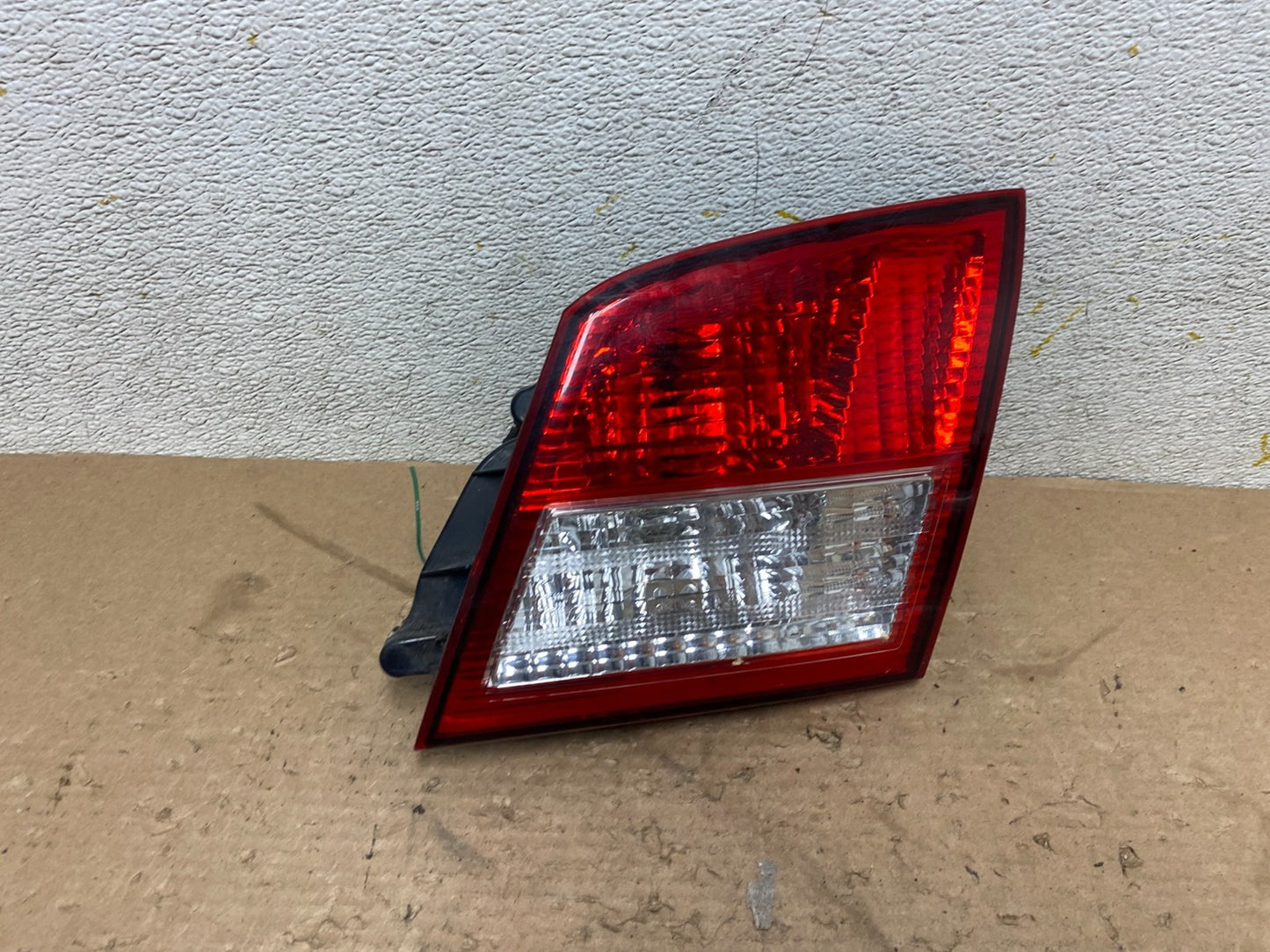 2002-2004 Infiniti i35 Inner Light Right Passenger Rh Side Tail Light OEM O94520