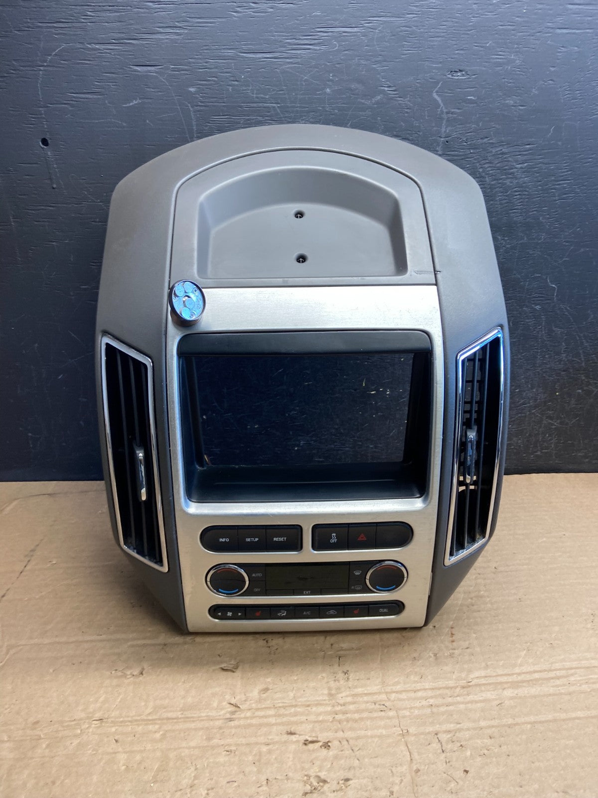 2007 - 2010 Ford Edge Heater Climate Control Radio Control Dash Bezel AF2206 DG0