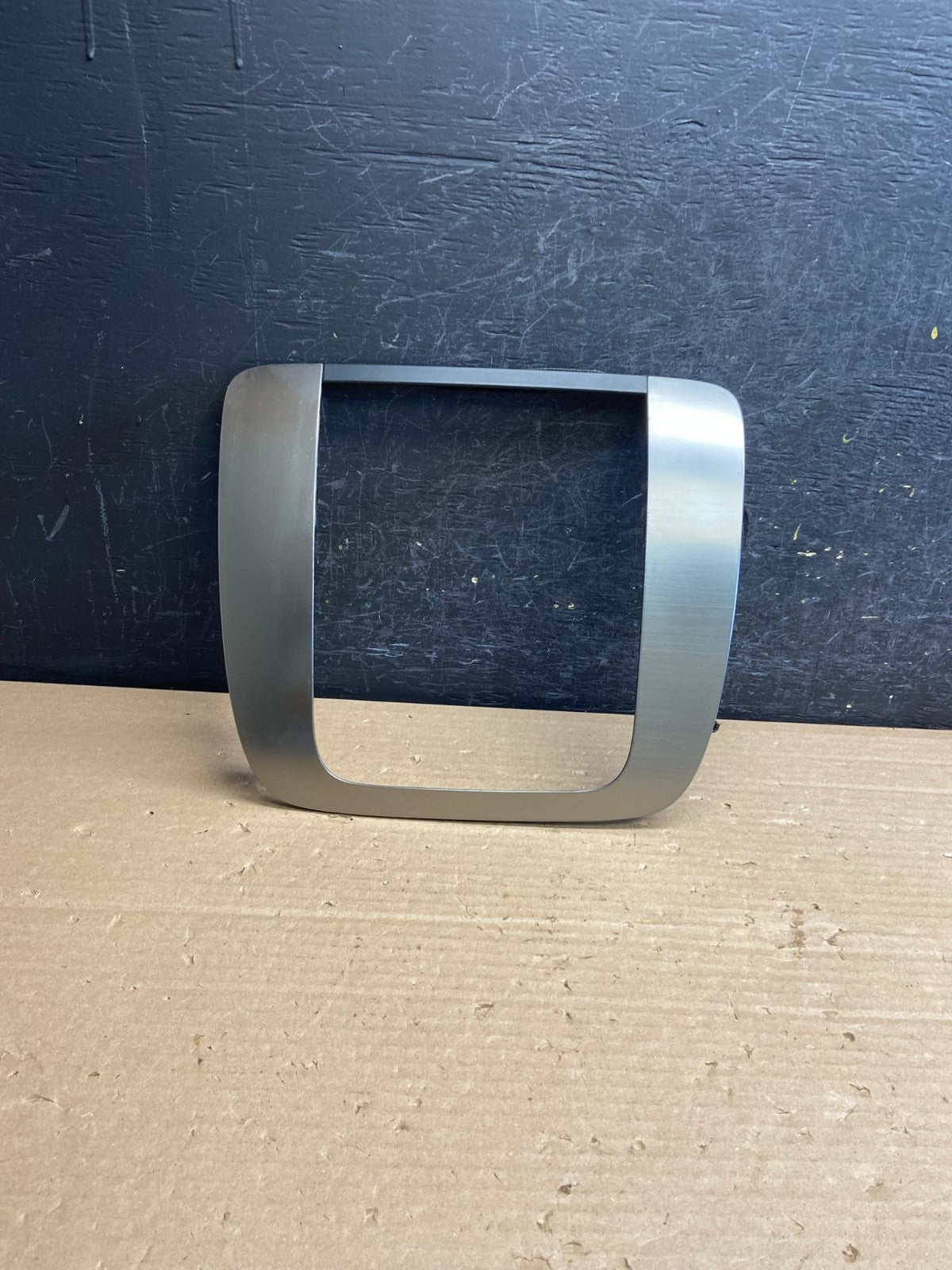 2007-2014 GMC Yukon Tahoe Center Dash Radio Bezel Pedal Traction Trim AG0355 DG0