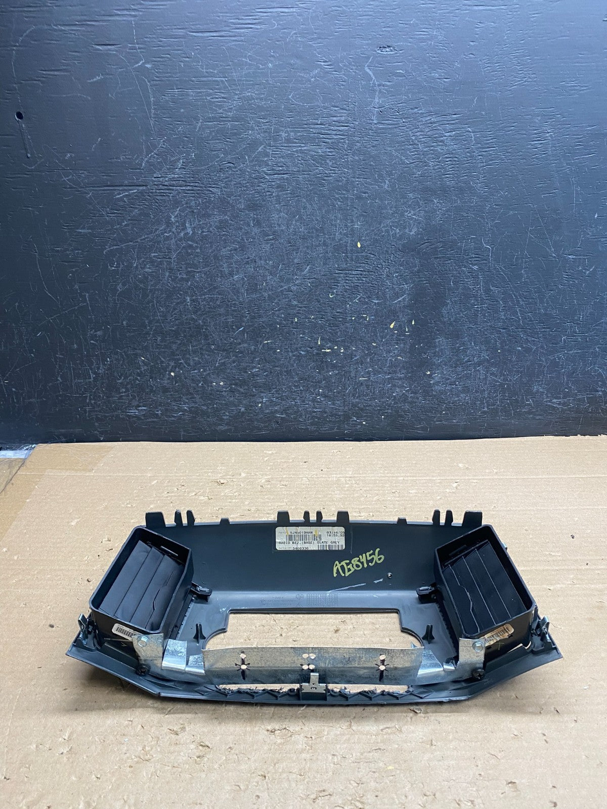 2005 - 2007 Jeep Grand Cherokee Center Dash Radio Bezel Trim AG8456 DG5