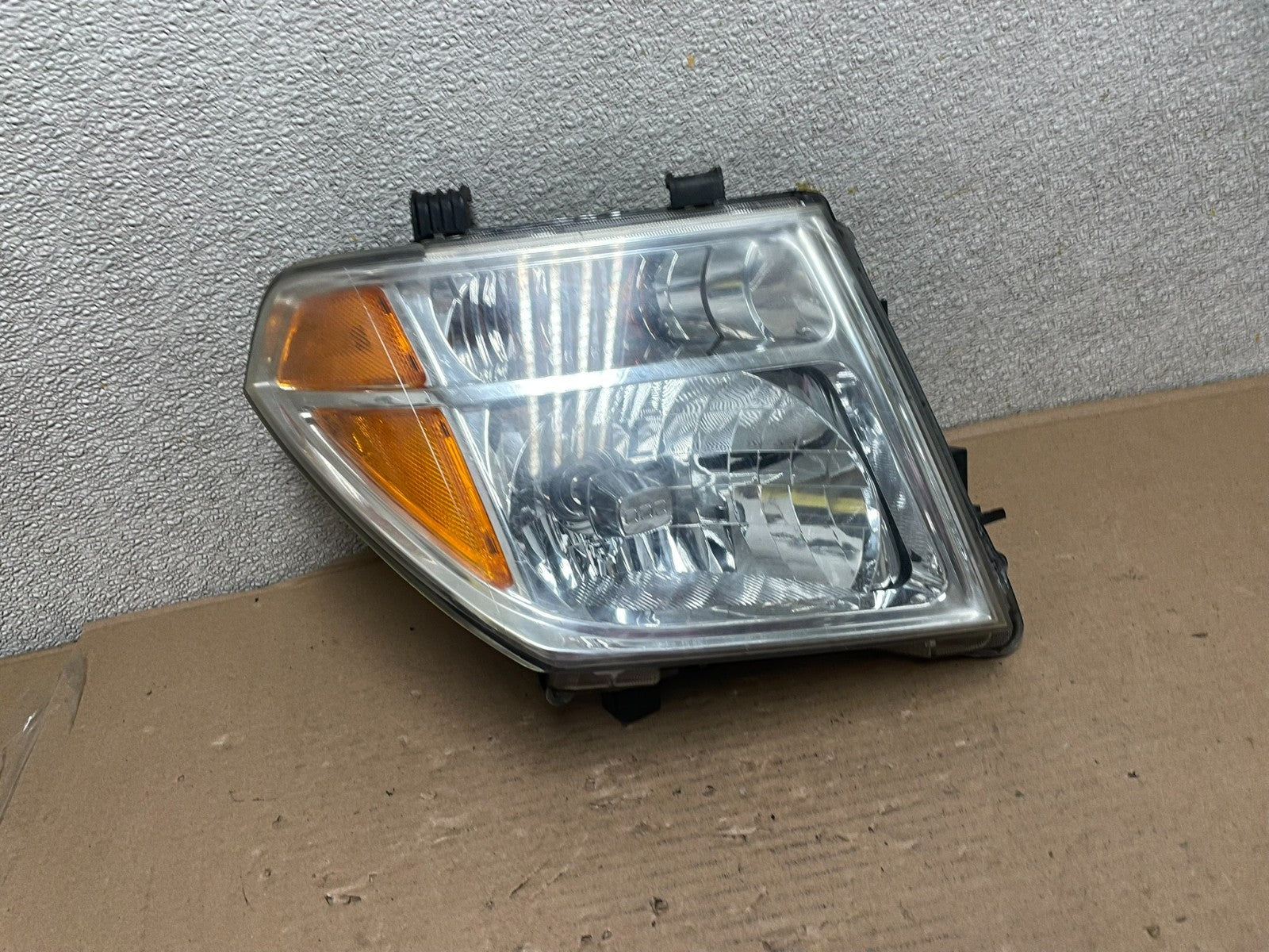 2005 to 2007 Nissan Pathfinder Halogen Headlight Right Passenger Oem AA9991 DW0