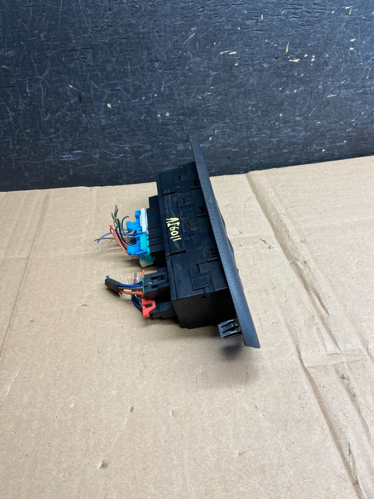 2002-2005 Chevrolet Trailblazer Left Driver Window Control Switch AI6011 DG2