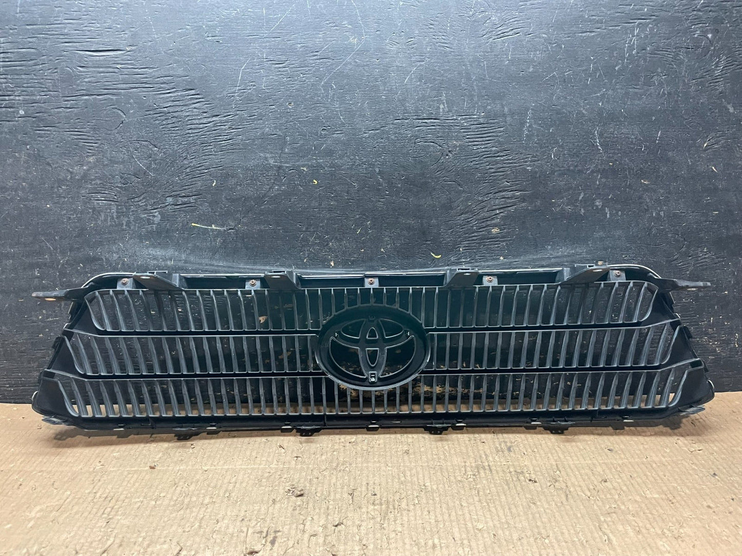 2008-2010 Toyota Highlander Hybrid Front Upper Grille Grill Emblem Y6644 DG5