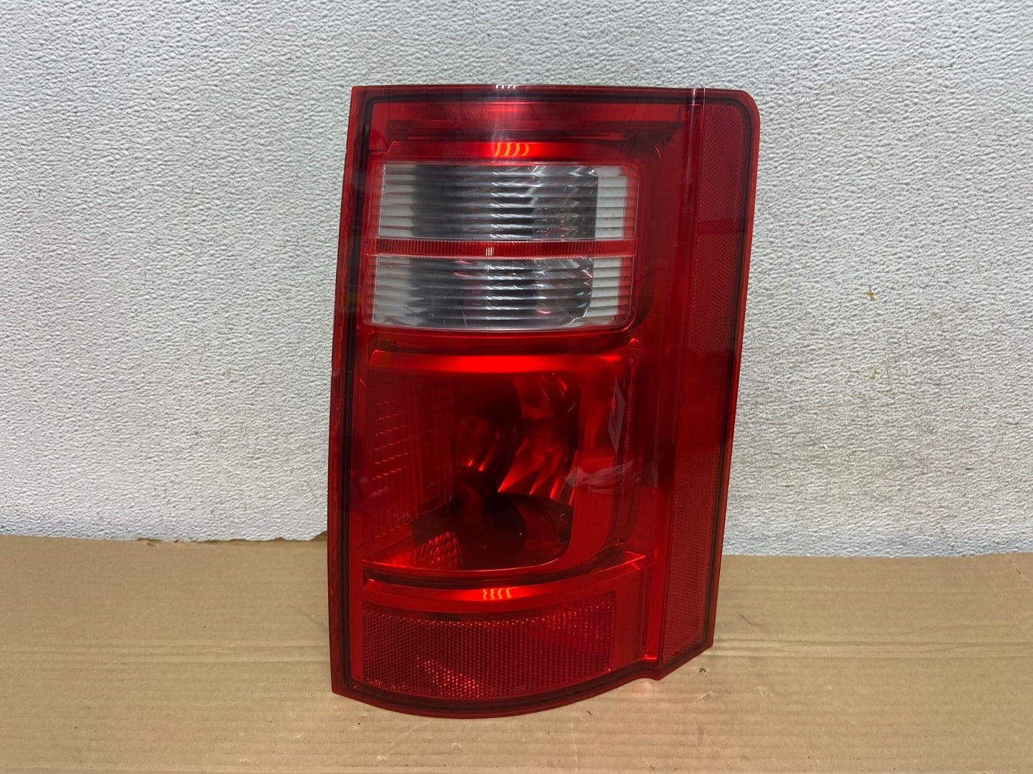 2008 2009 2010 Dodge Grand Caravan Right Passenger Rh Tail Light AG8892 DW0