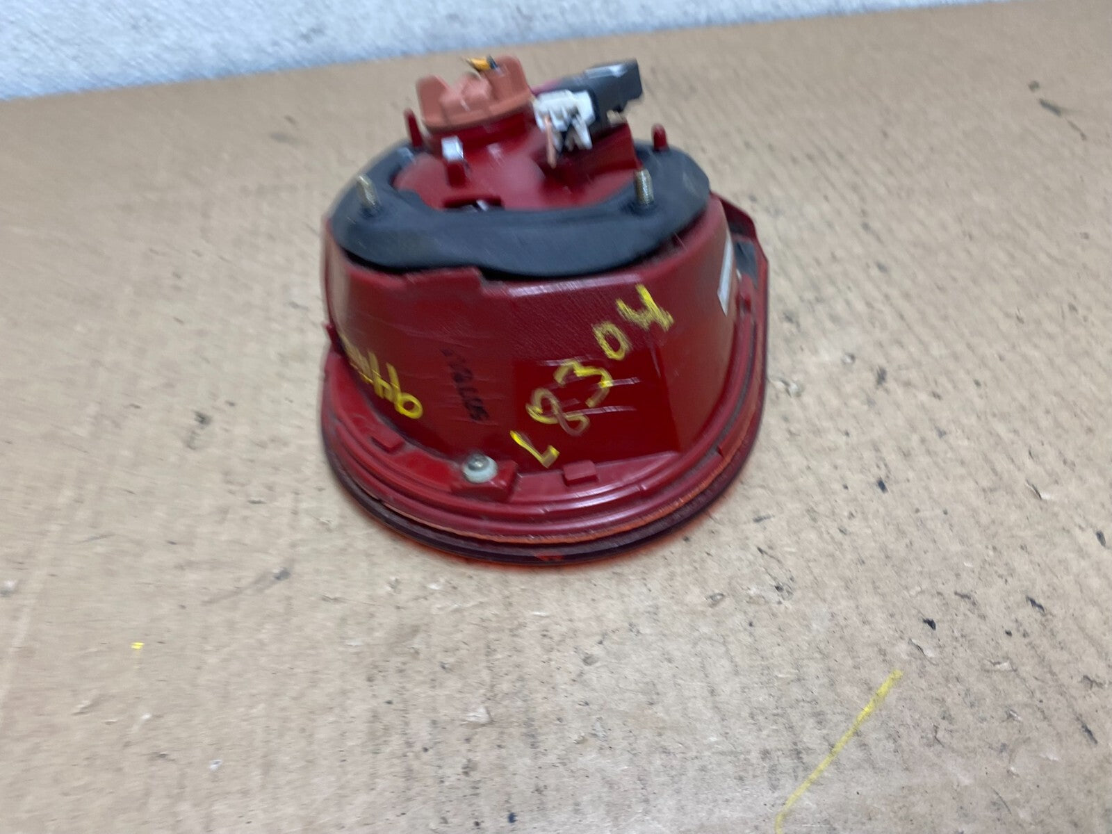 2004-2006 Kia Amanti Left LH Side Tail Light inner OEM L8304 DW5