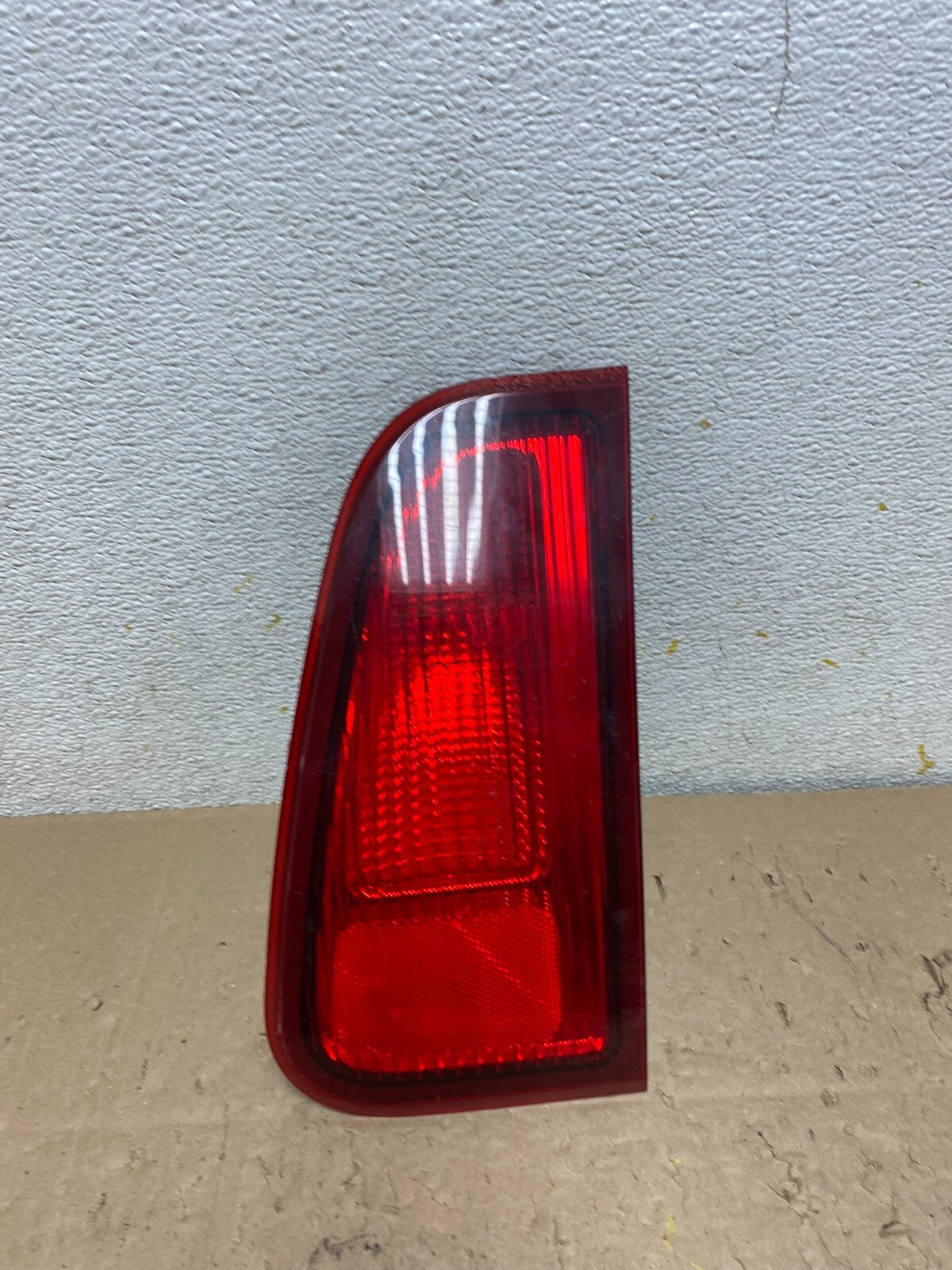 2003-2006 Lincoln Navigator Right Passenger Side Inner Tail Light OEM N3533 DW0