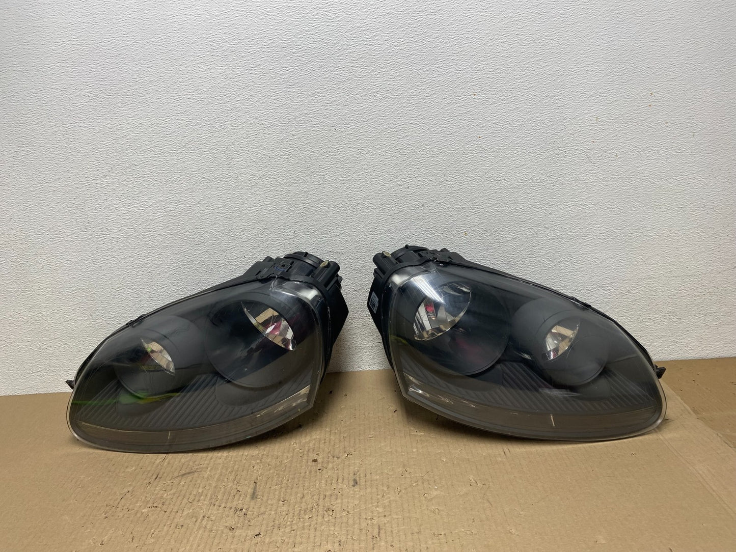2005 to 2010 Volkswagen Jetta Left+Right Side Headlights Halogen AE7135 DW0