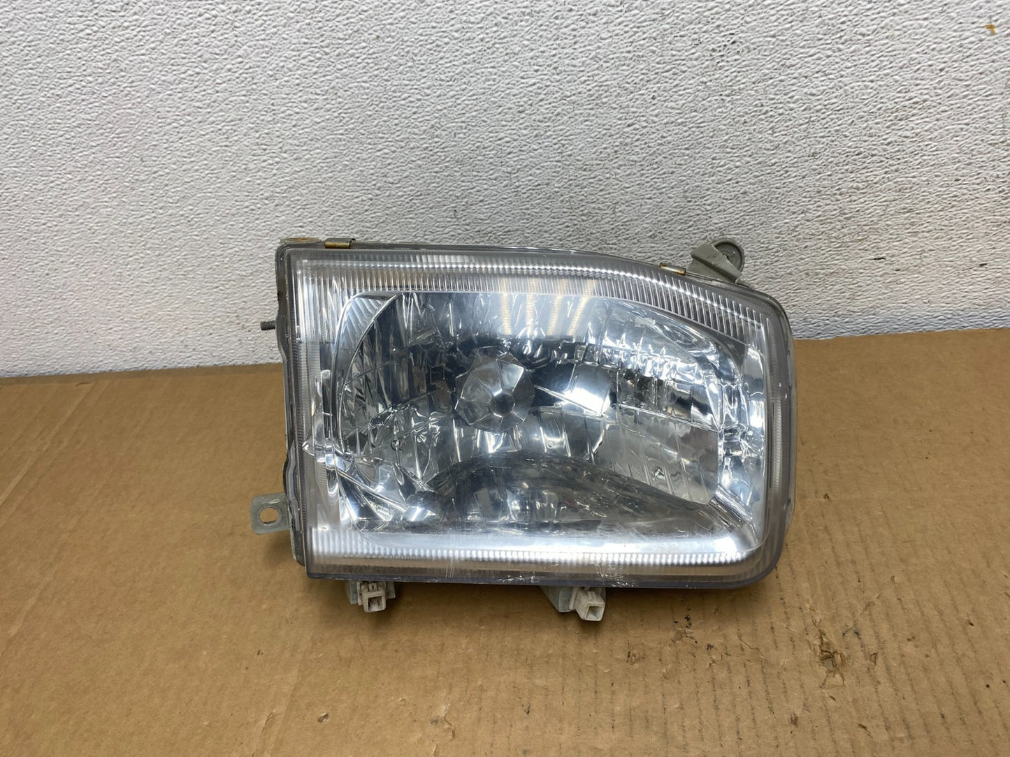 1999-2004 Nissan Pathfinder Right Passenger Side Headlight DEPO AD0856 DW0