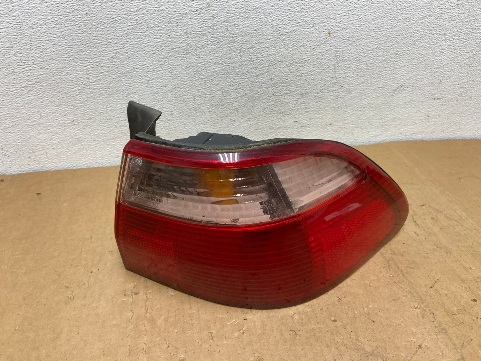 1998 to 2000 Honda Accord Sedan 4door Right RH Side Tail Light AD1257 LK0