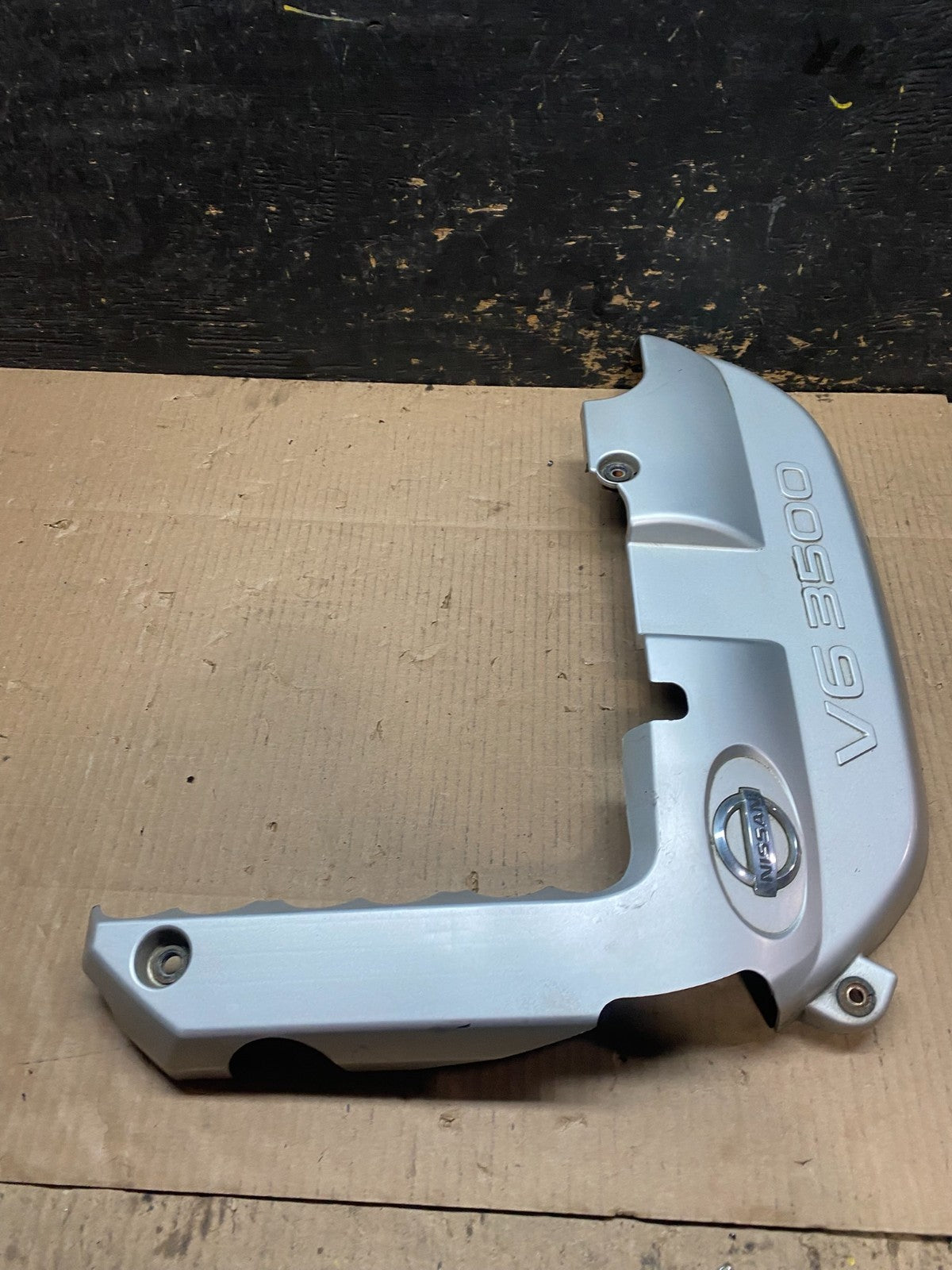 2001 to 2004 Nissan Pathfinder Engine Cover Ornament W5764 DG2