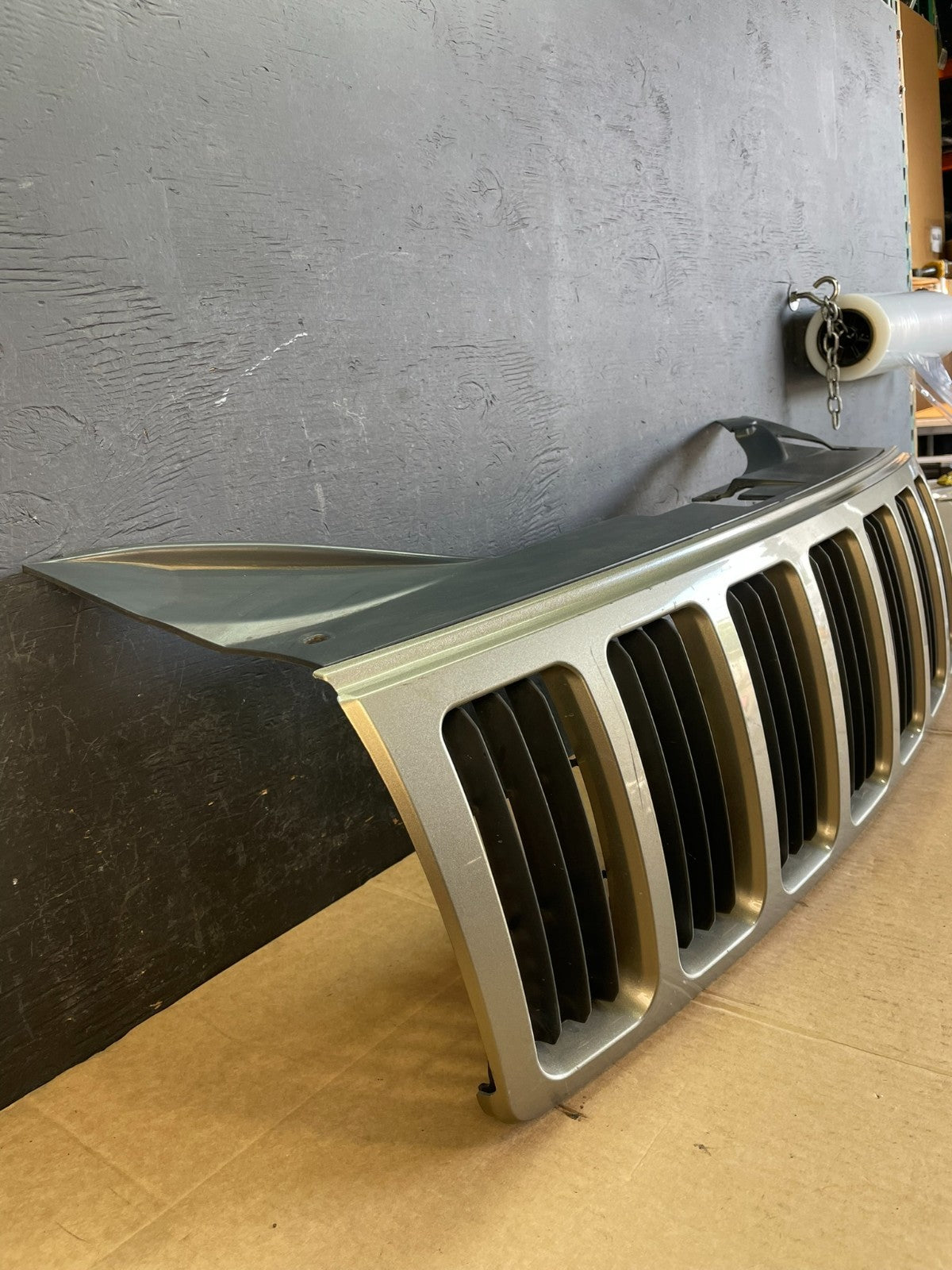 2005 to 2007 Jeep Grand Cherokee Front Upper Grill Grille Aftermarket AC5039 DG2