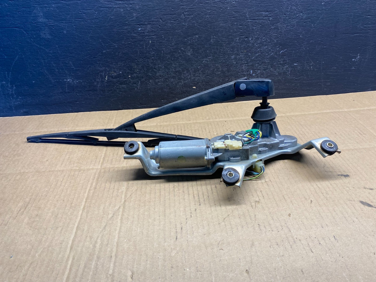 2005 to 2009 Subaru Legacy Outback Rear Windshield Wiper Motor AD50241
