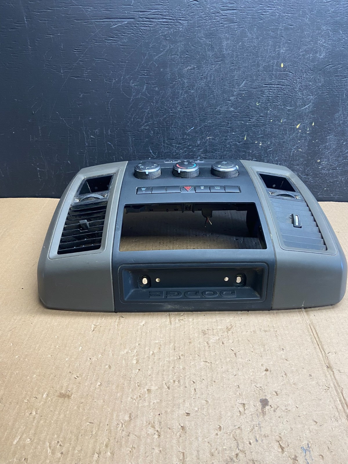 2009 to 2012 Dodge Ram 2500 Center Dash Radio Screen Climate Panel AE3861 DG3
