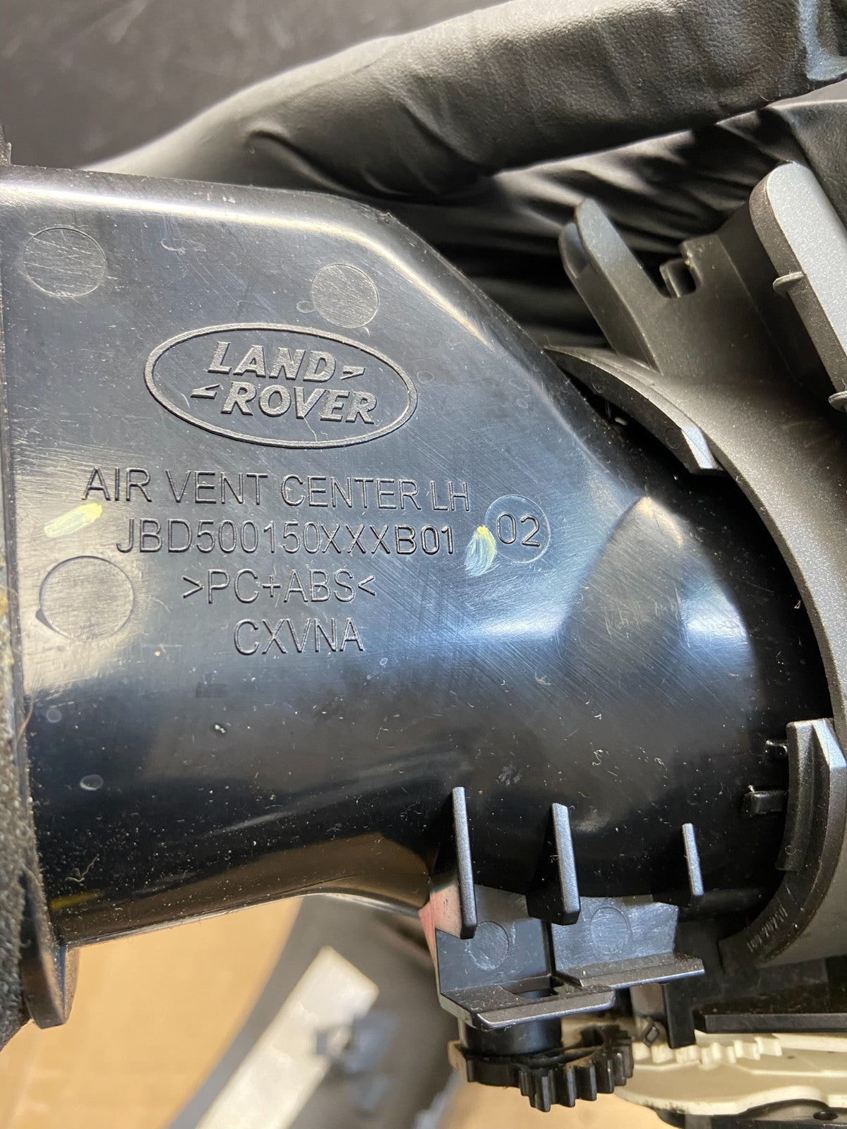 2005-2009 Land Rover LR3 Center Dashboard Air Vent AH3993 DG5
