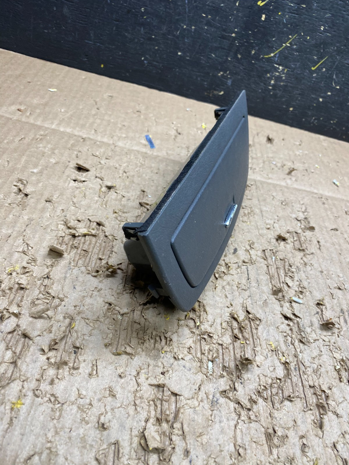 2004 2005 2006 Kia Amanti Center Console Storage Ash Tray OEM V7610 DG3
