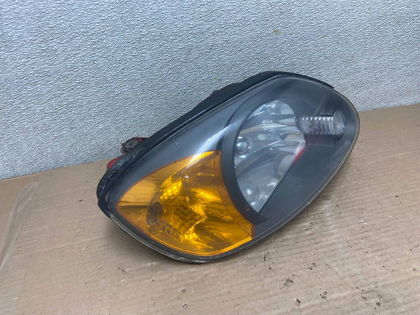 2003 to 2006 Hyundai Accent  Right Passenger  Halogen Headlight AA8748 DG2