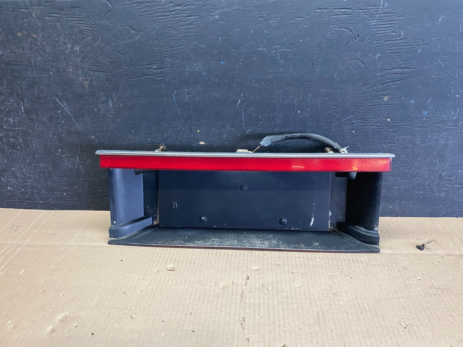 1987 - 1993 Cadillac Allante Center Tail Light License Plate Holder i7440 OEM DG0