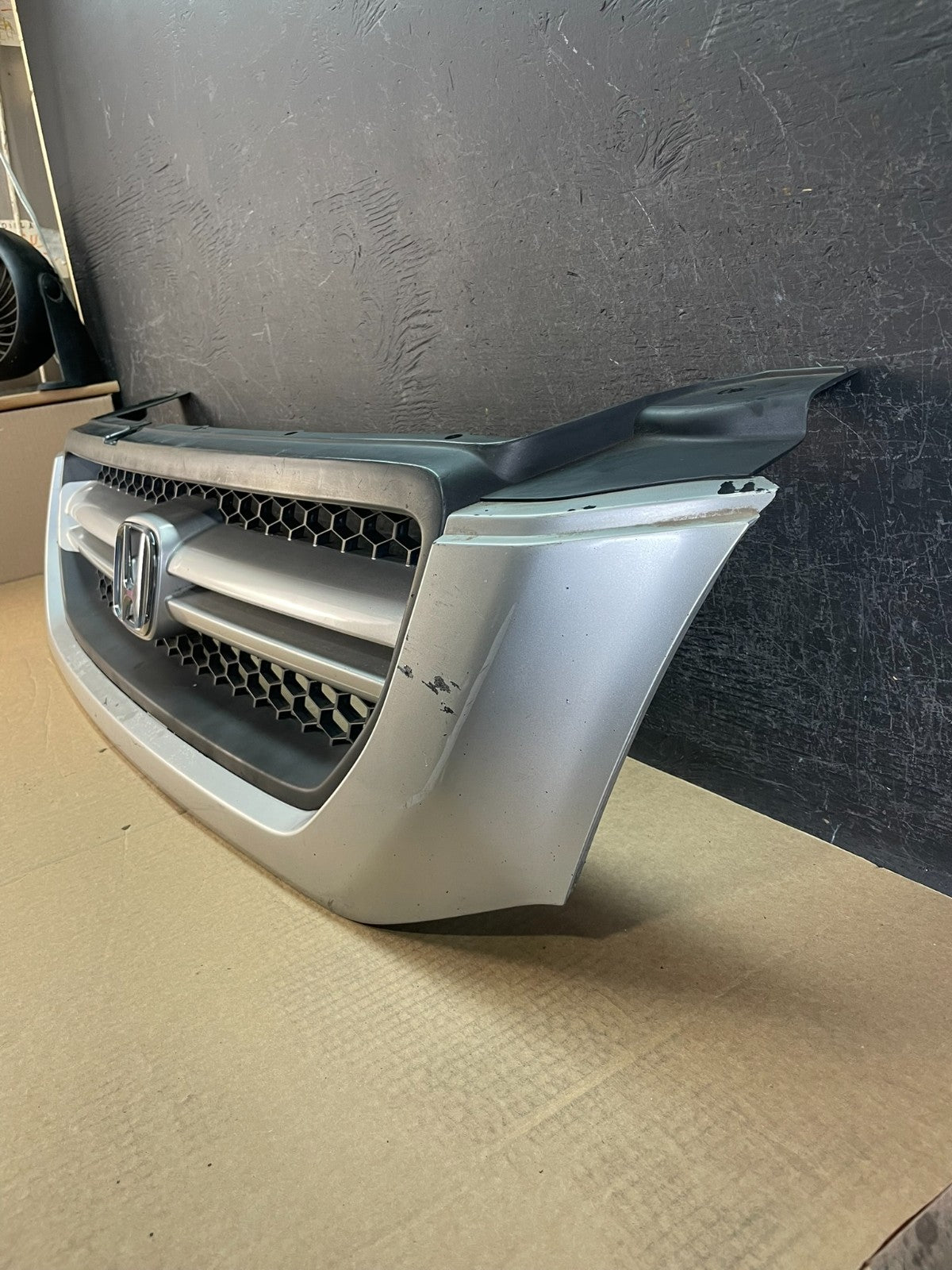 2003 2004 2005 Honda Pilot Front Upper Grill Grille Aftermarket AF5208 DG1
