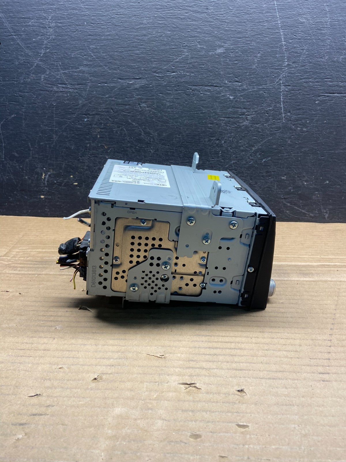2011 to 2014 Kia Sedona Radio Stereo Receiver AM FM CD Player Sirius AE2536 DG2