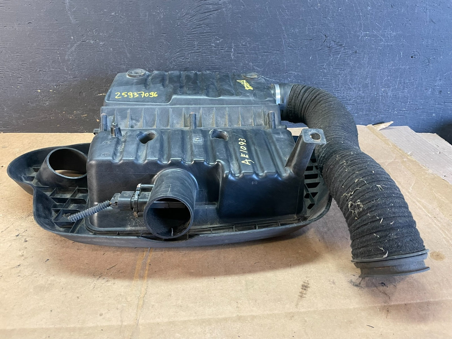 2006 to 2011 Chevrolet HHR Engine Motor Cover Shield AE1093 DG5