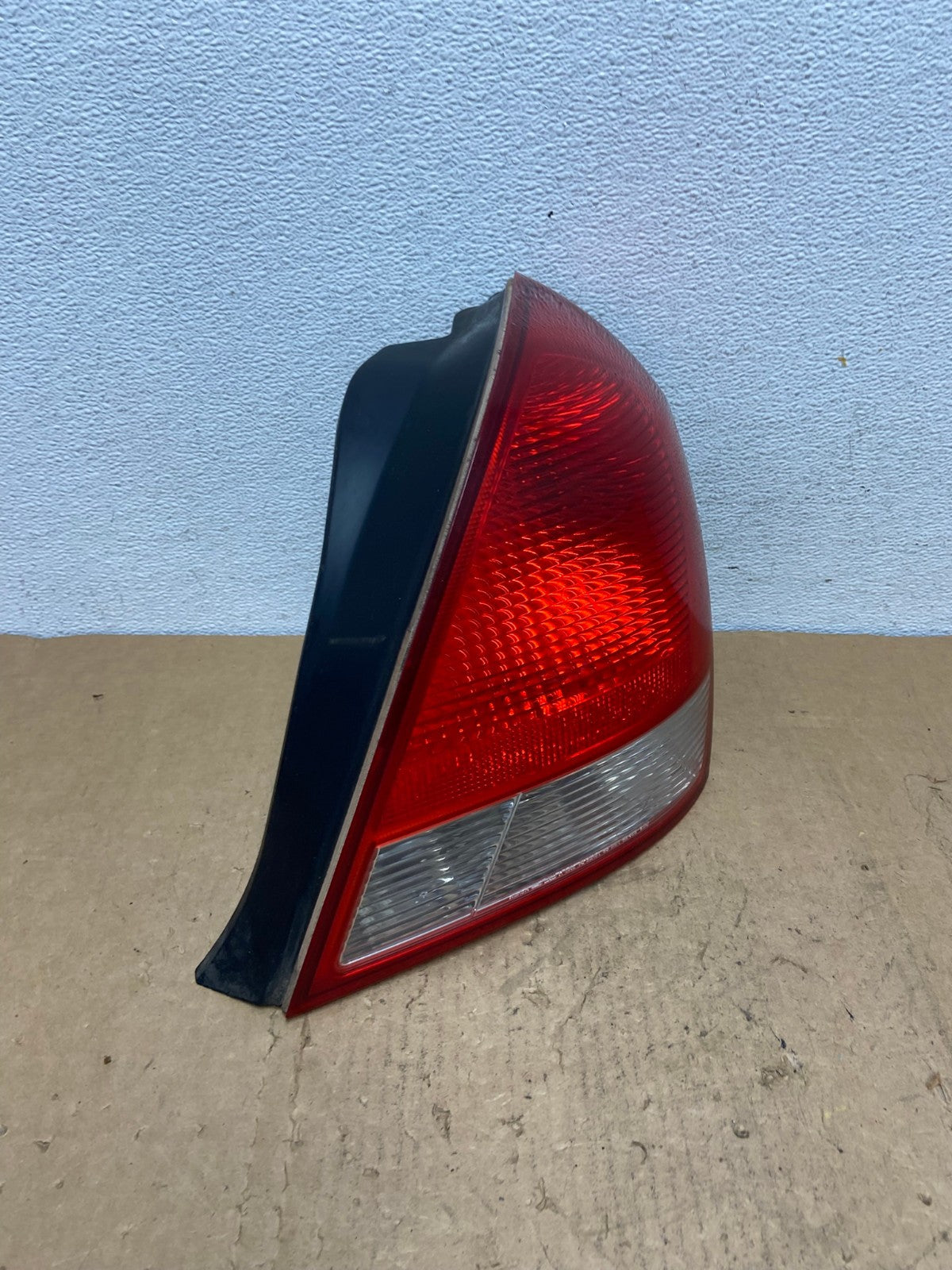 2001 2002 2003 Hyundai Elantra Right Passenger Rh Tail Light AD1409 LK2