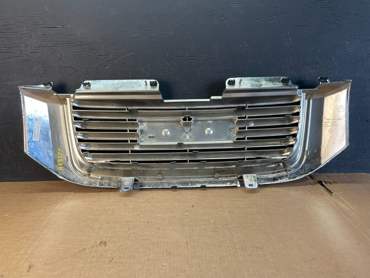2002 to 2009 Gmc Envoy Front Upper Grill Grille AE8377 DW4